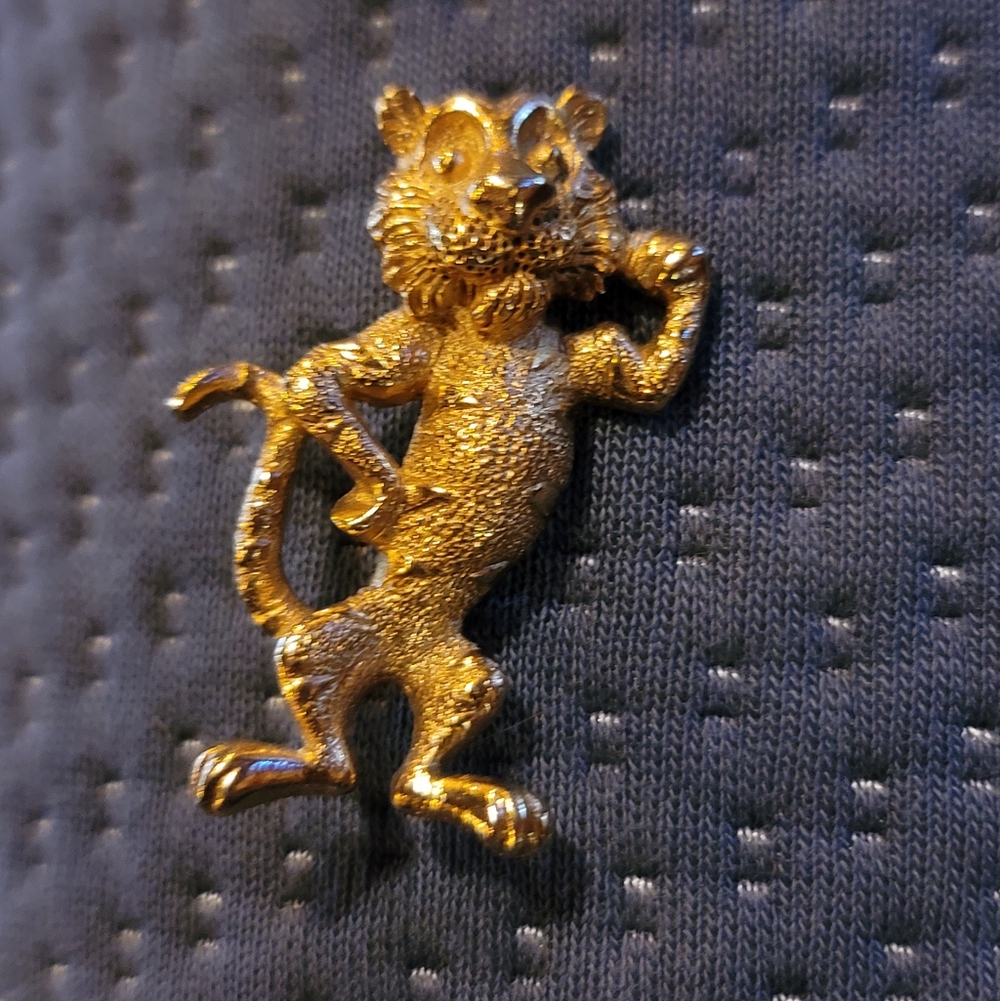 Gold-tone Sassy Cat Tiger Pin Brooch - Vintage
